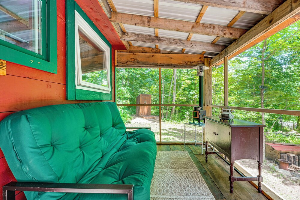 Solar-powered Brandon Studio Cabin: Hiking Access