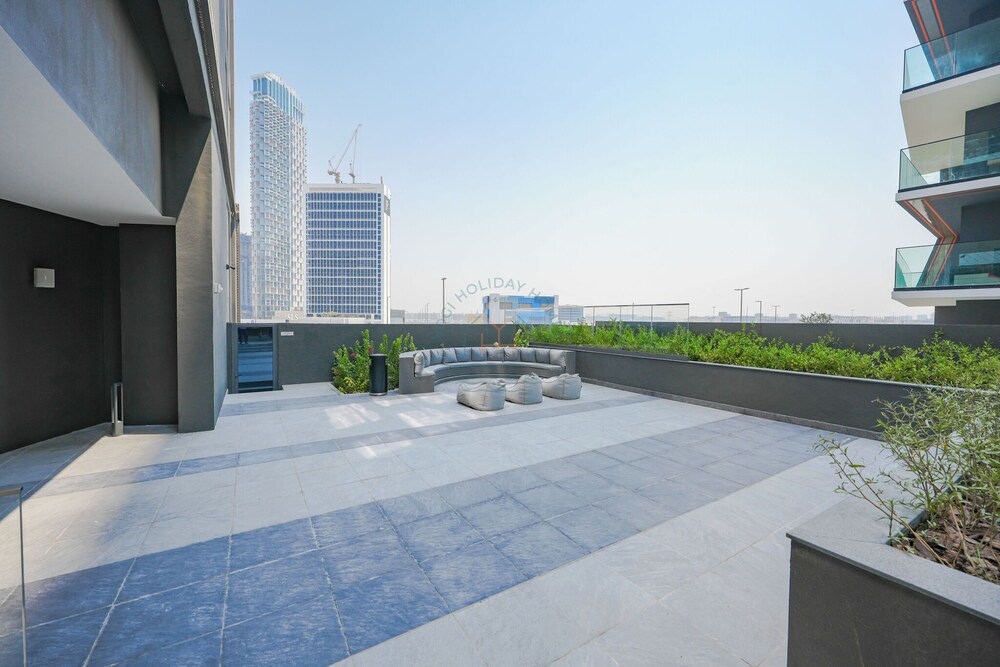 Urban Skyline City Comfort Studio
