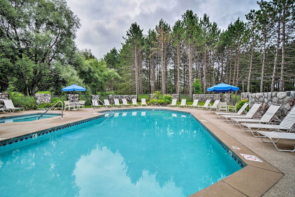 1 Mi to Nubs Nob Ski Resort: Harbor Springs Condo