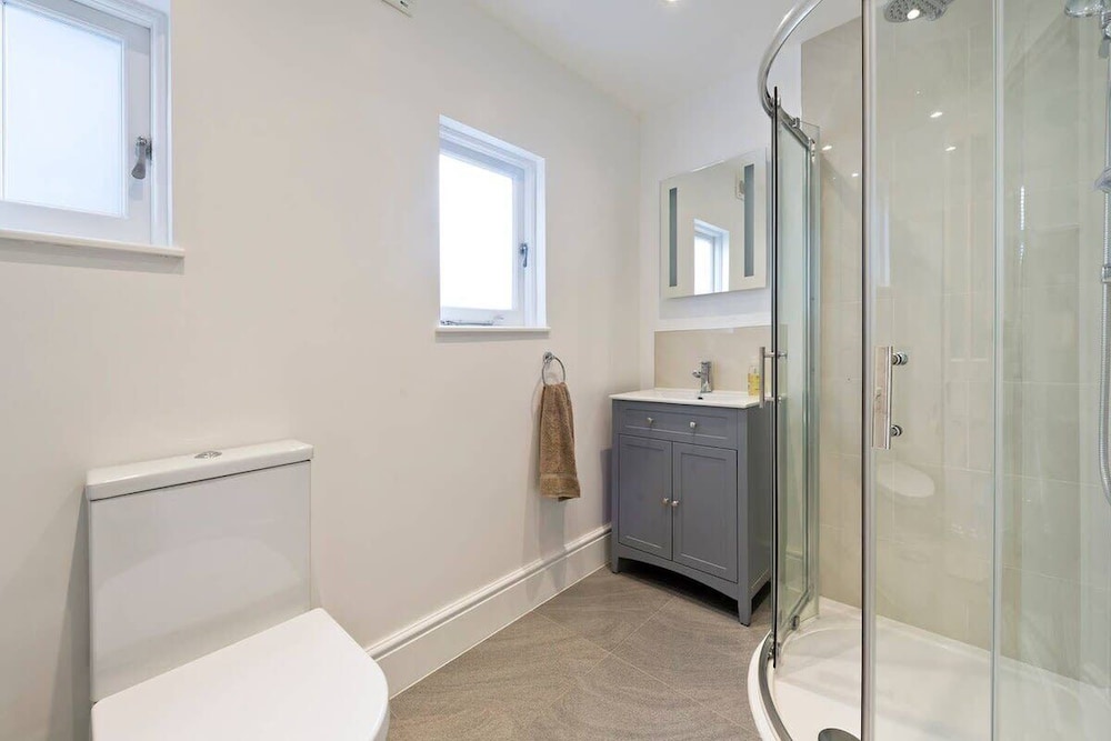 Spacious 4 Bed House, Battersea