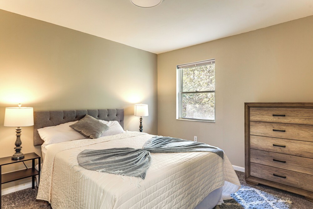 6 Mi to Downtown Cincy: Group-friendly Townhome!