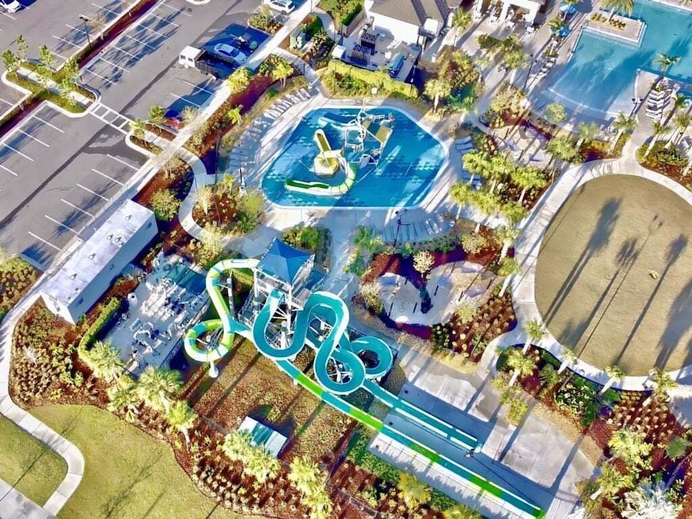 Stunning 4 Bed Townhome Pool & Waterpark 4 Bedroom Townhouse