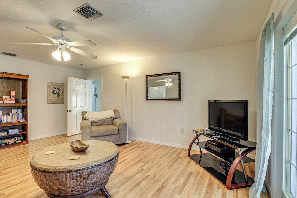 Sunny Sarasota Stay: Screened Pool + Pet Friendly