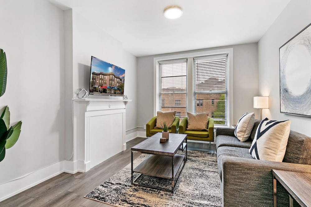 3BR Apt near Shops Dining and DePaul view 5