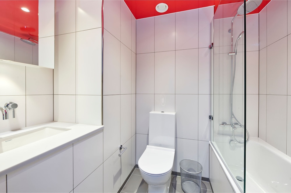 Elegant Two-bedroom Apartment in Vibrant Poplar