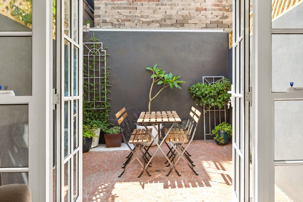 Stylish Inner-city Terrace Home With Rooftop Deck