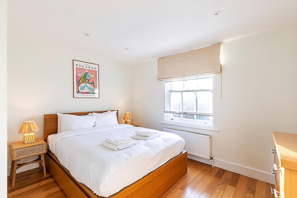 Stylish Chelsea Flat With Luxe Comfort & Charm