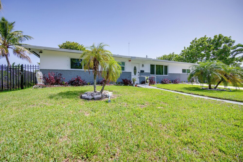 < 3 Mi to Hard Rock Stadium: Miami Home w/ Sunroom