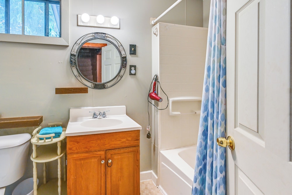 Boat & Unwind! Charming Atwood Lake Farmhouse
