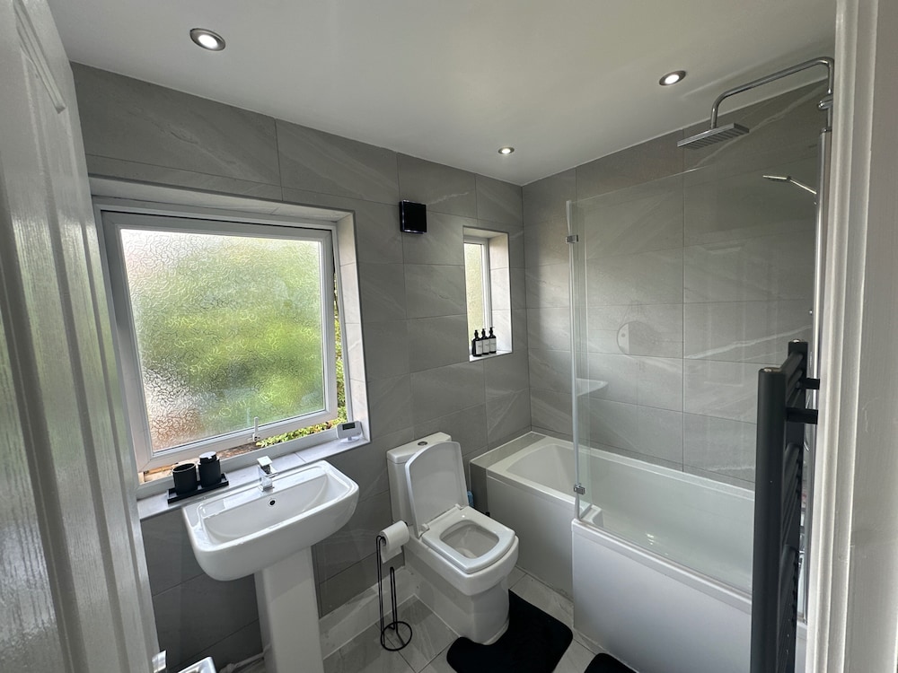 Airport House - Long Stays, Near Hospital!