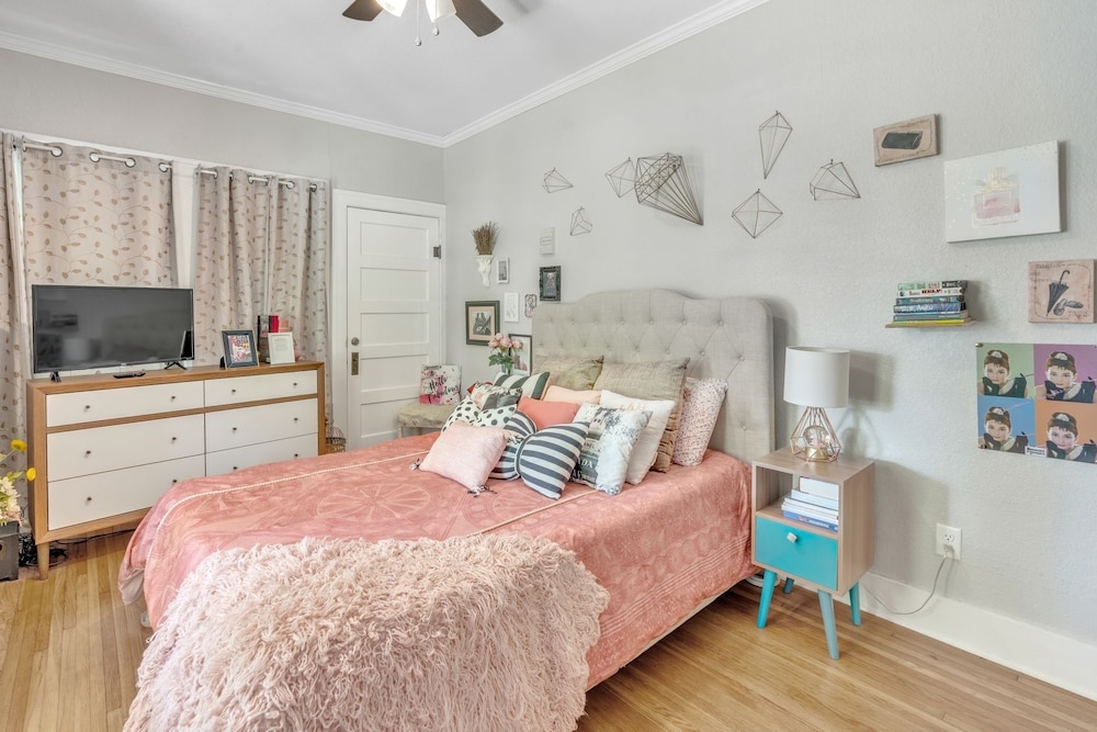 Bright & Fun 3br Cozy Nook 3 Bedroom Home by RedAwning view 4