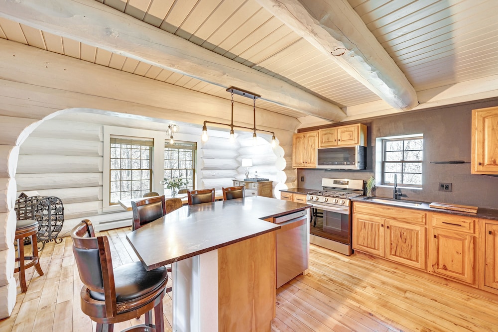 4 Mi to Dtwn: Spacious Family Cabin in Jonesville!