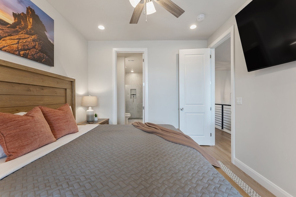 Canyon Country Oasis 6 Bedroom Townhouse