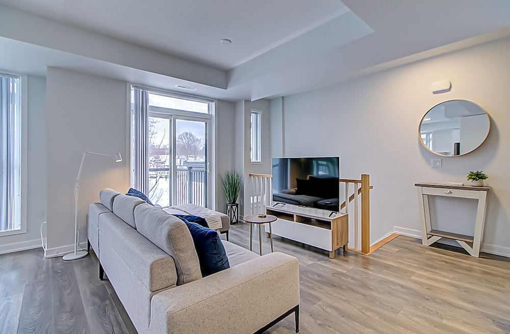 Modern 3BR Retreat Near Yorkdale Mall