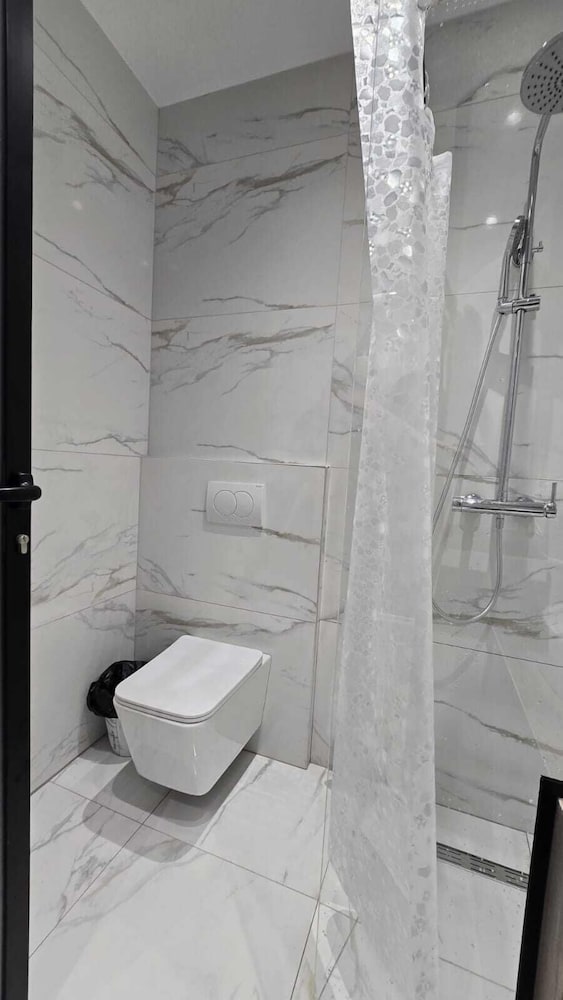 Tirent Apartment-Modern 1-Bedroom Stay Near Liqeni i Thatë