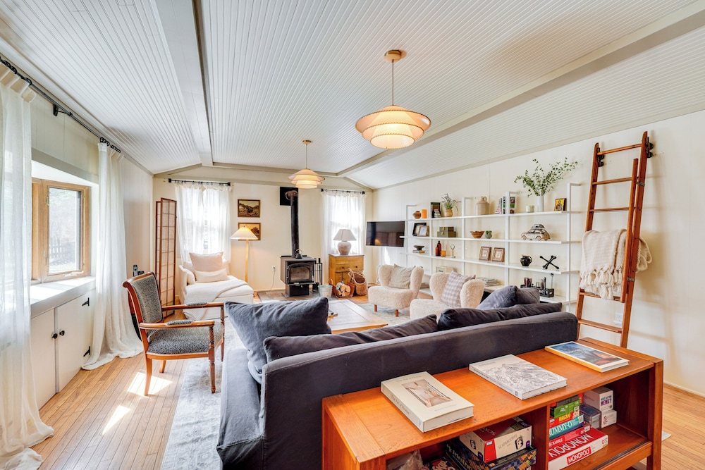 Historic Catskills Farmhouse Cottage by Belleayre