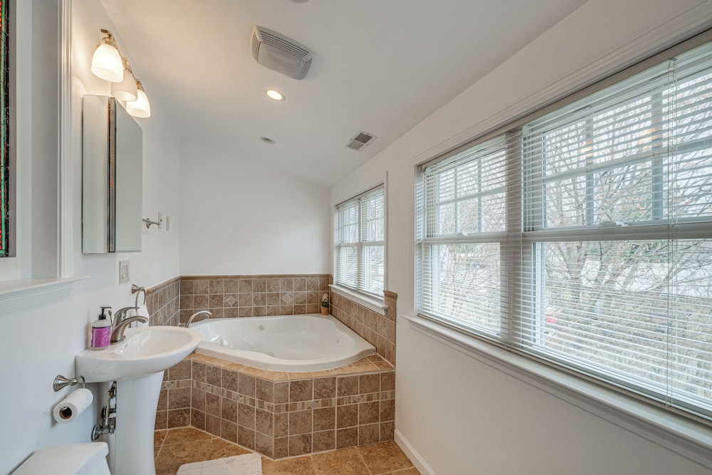 < 3 Mi to Dtwn Roanoke: Inviting Unit w/ Balcony