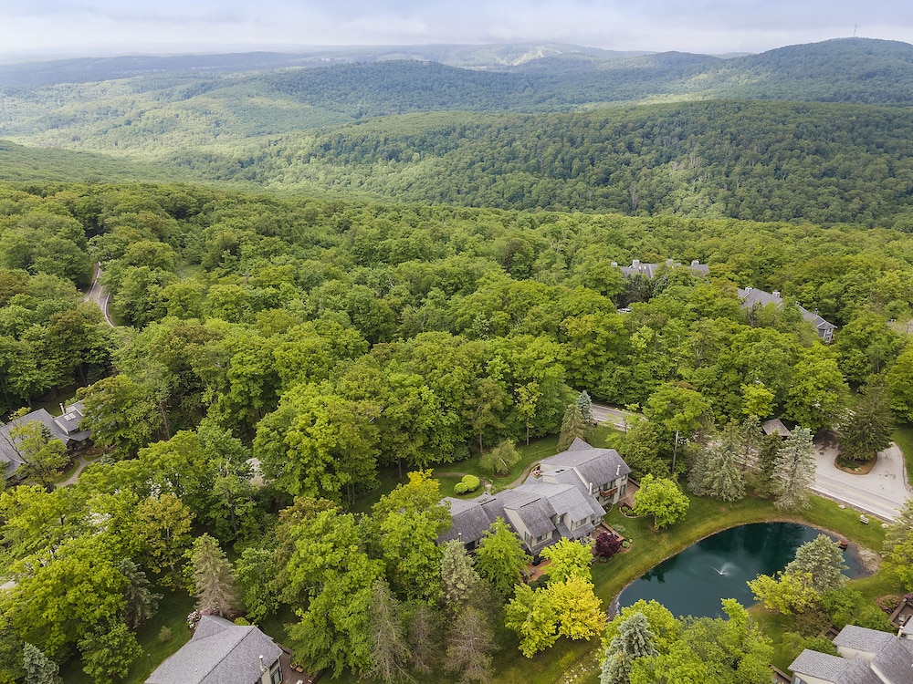 Charming Getaway 4BR 3Bath Hot Tub view 5