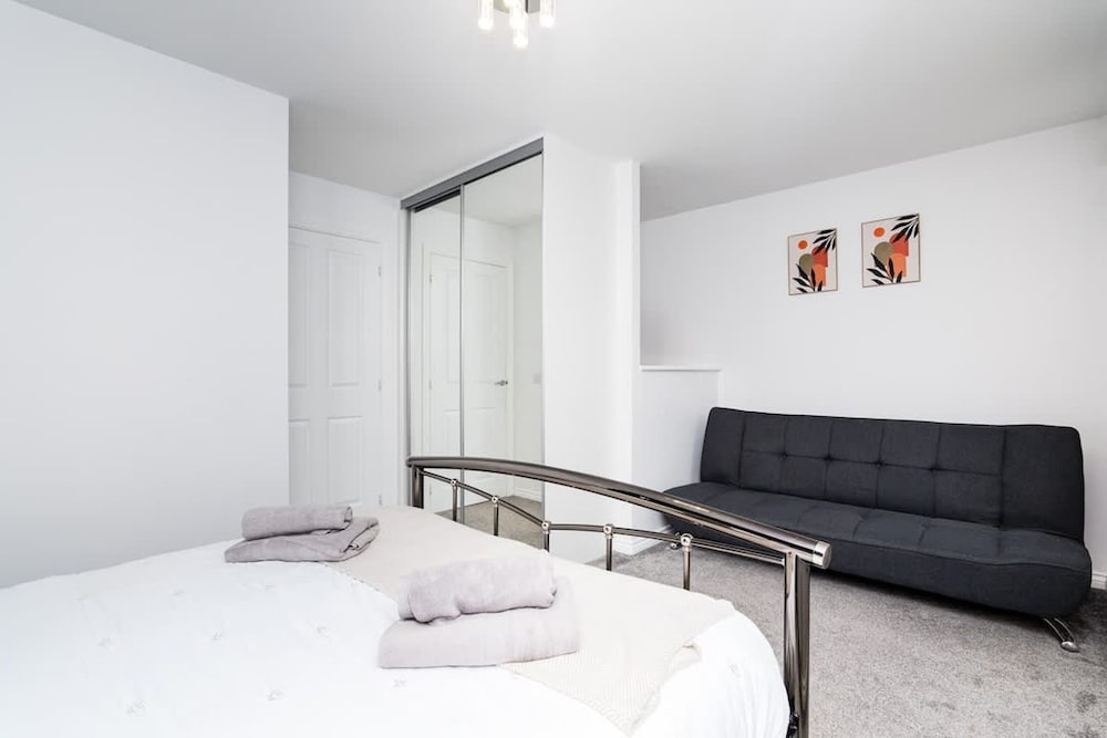 3 Bedroom House-private Parking
