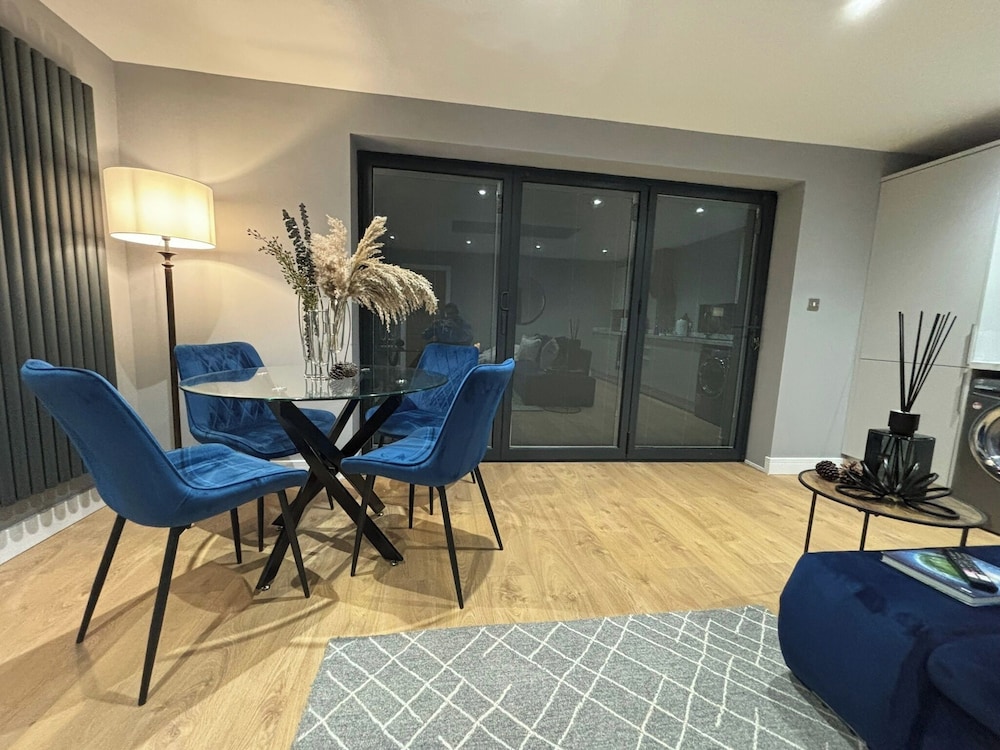 Sheffield-apartment-sleeps4-parking-hottub