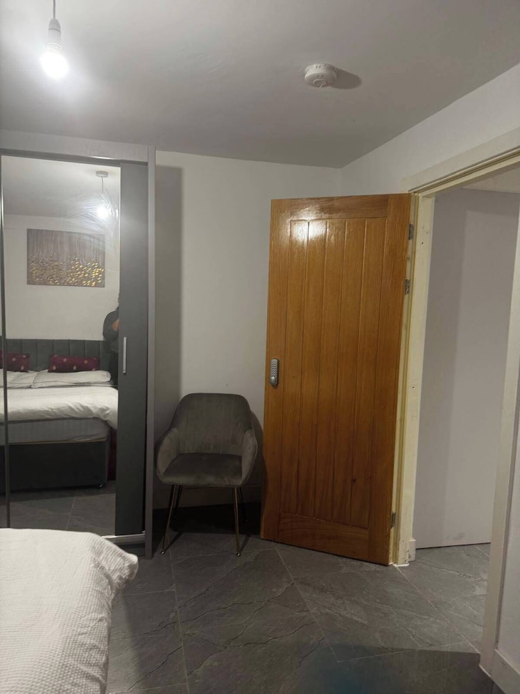 Cosy Central Home - Sleeps 5, Free Parking & Patio
