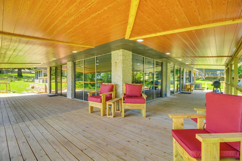 Waterfront Hot Tub - Luxe Home on Grand Lake!