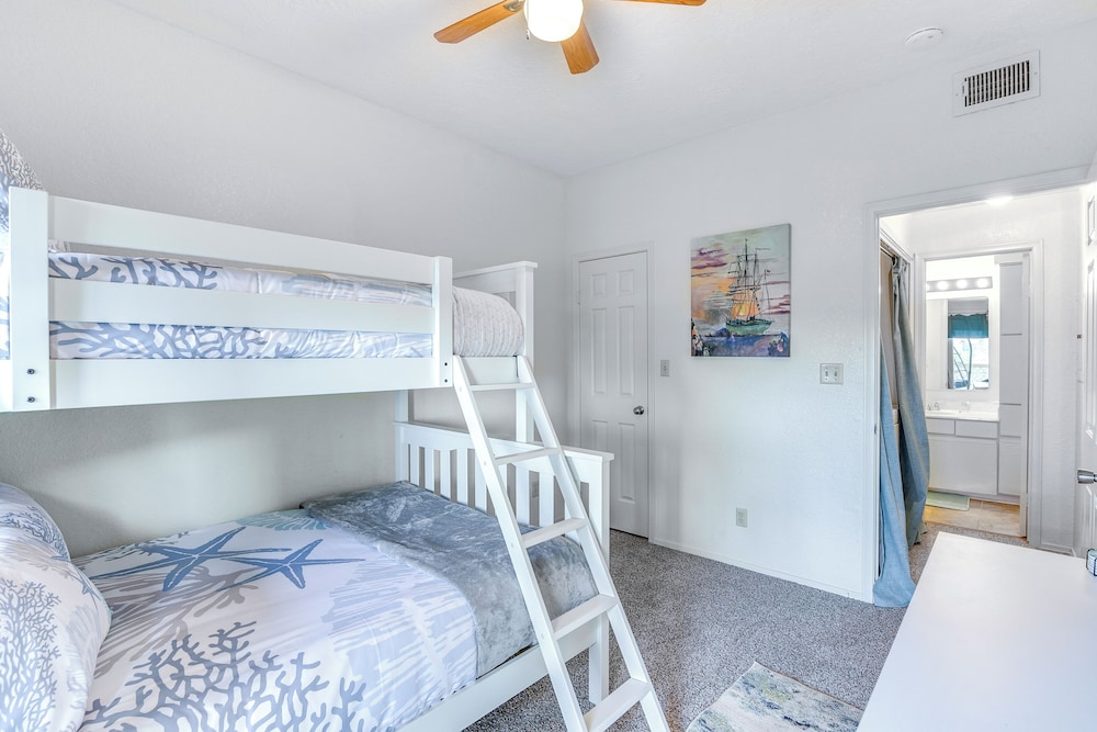 East End Galveston Condo w/ Pool, 1 Mi to Beach!