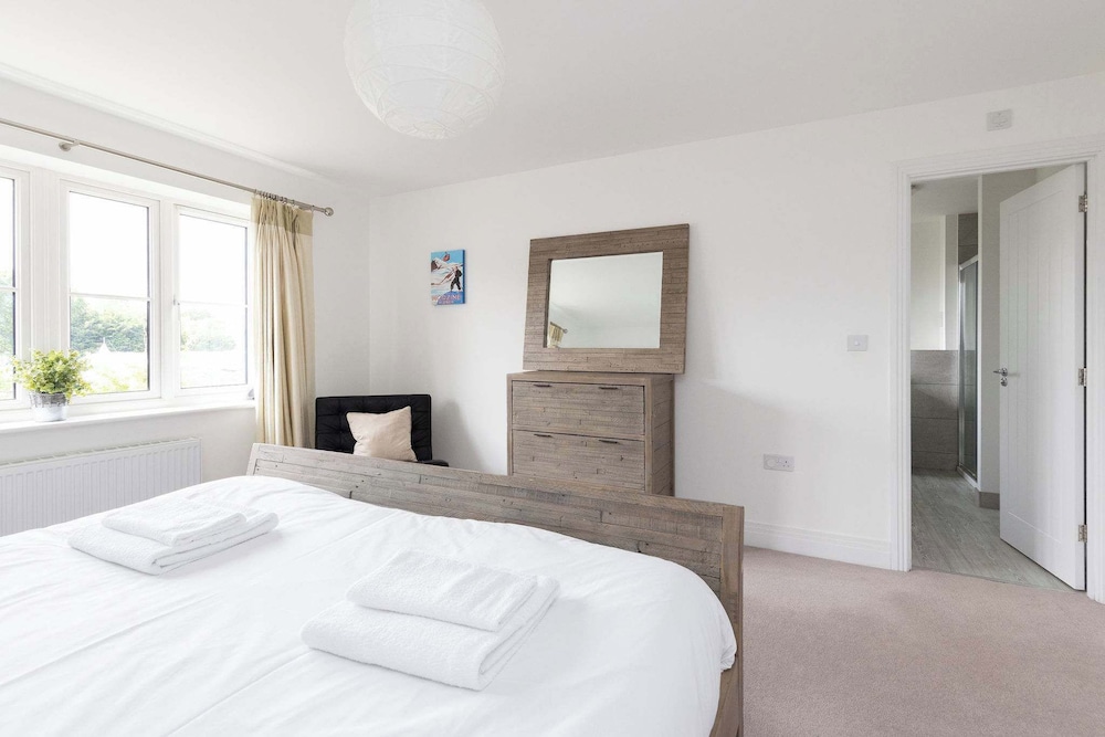Modern Family Retreat Nr Beaches and Marina