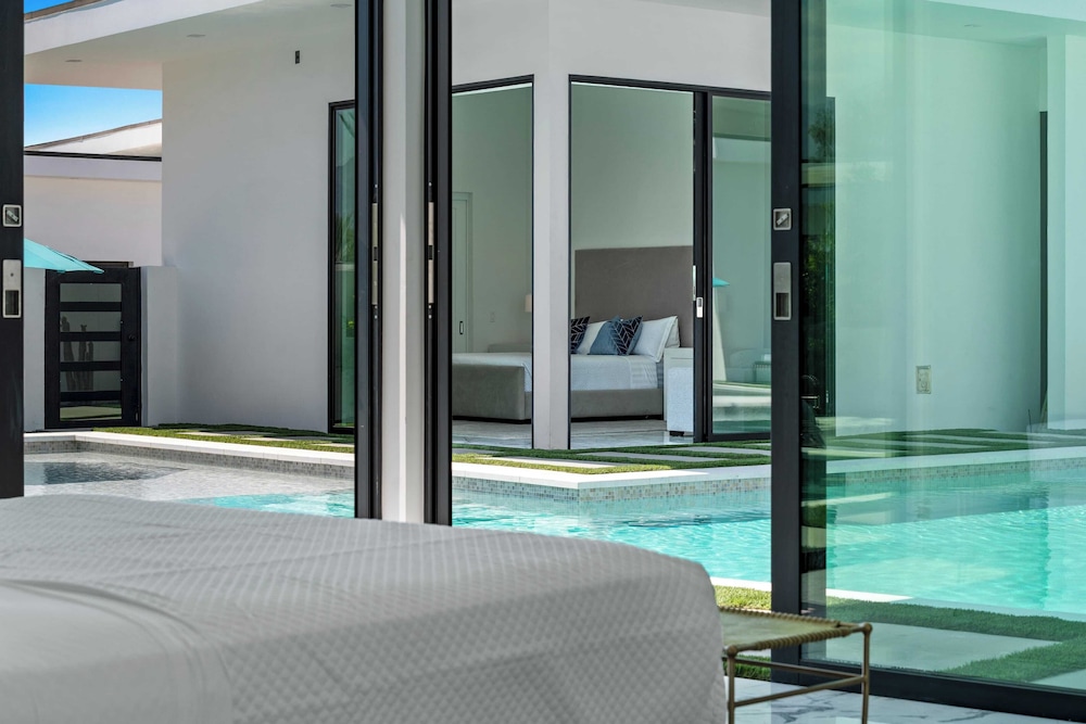 Sleeps 23 Pool, Hot Tub & Putting Green Minutes to Golf & Dining Bravo Villa #7 by Avantstay