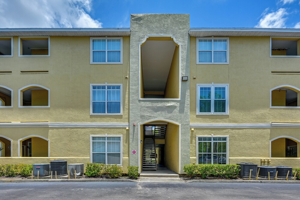 4 Mi to Clearwater Beach: Apt w/ Community Pool!