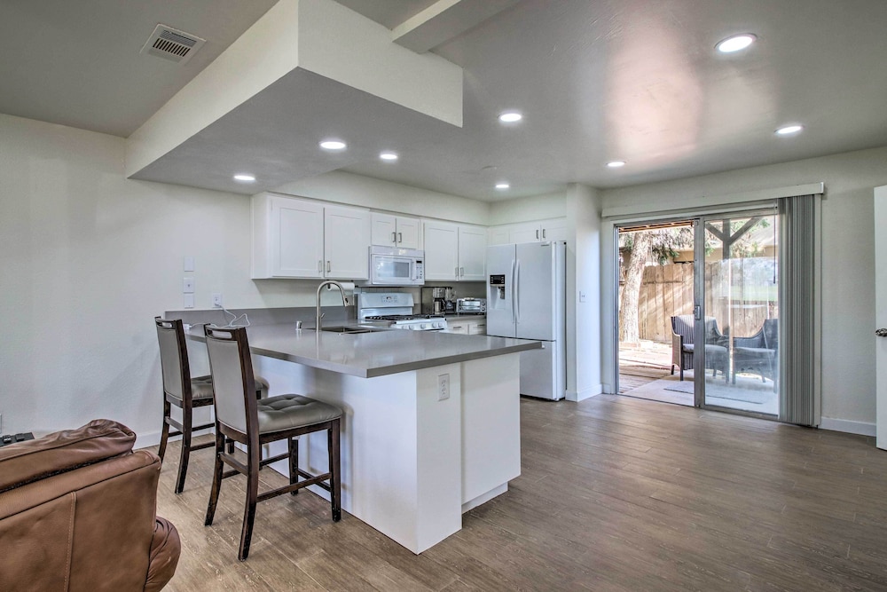 Bakersfield Vacations - Comfy Bakersfield Townhome - Fire Pit  Patio - Property Image 1