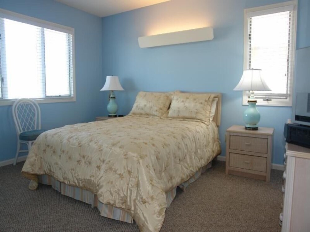 Goins By The Sea 6 Bedroom Home by RedAwning view 3