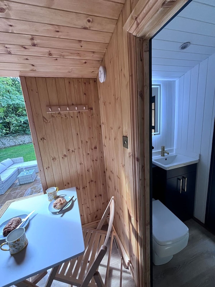 Shepherds Hut With Hot Tub