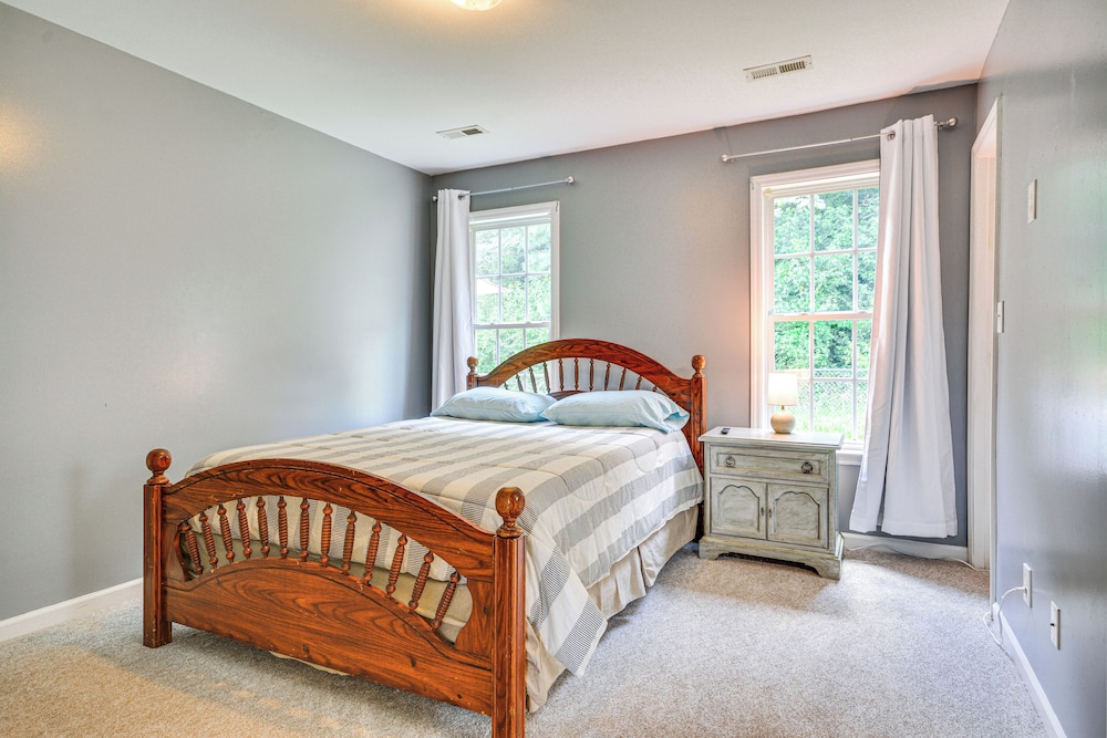< 4 Mi to Dtwn Greensboro: Renovated Home w/ Yard!