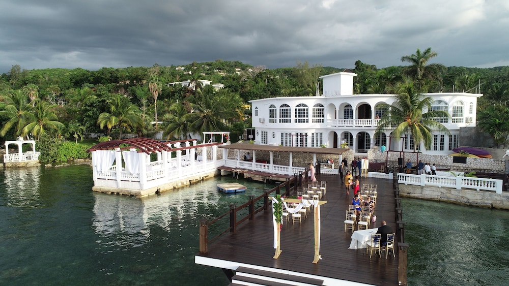 Hotel Waters Edge Guest House - Image 1