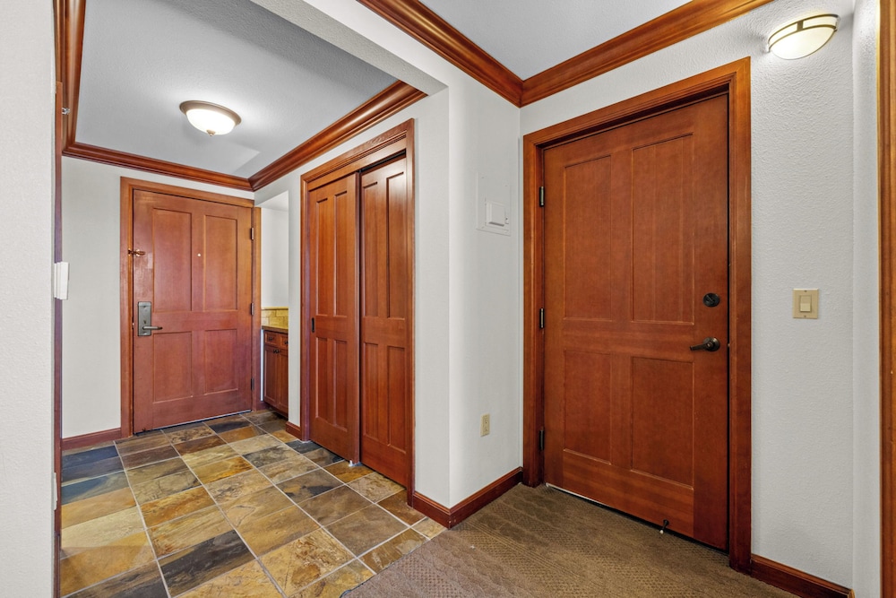 Condo w/ Fireplace & Community Perks