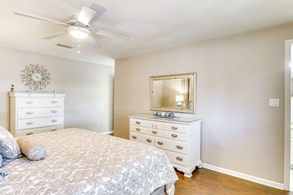 Centrally Located Cocoa Beach Haven: Walk to Shore