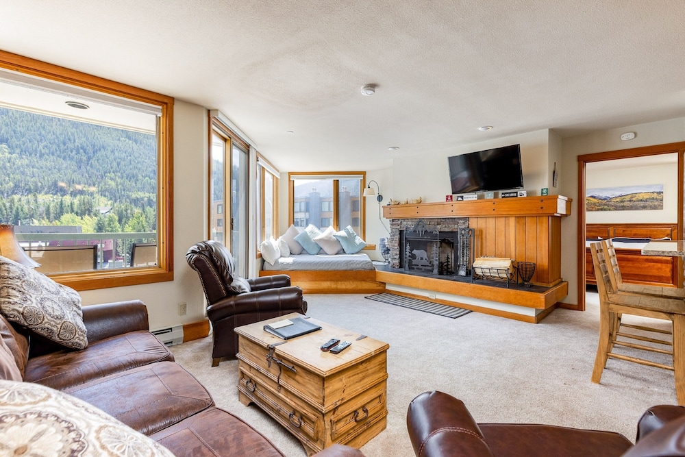 1483 Lakeside 1 Bedroom Condo