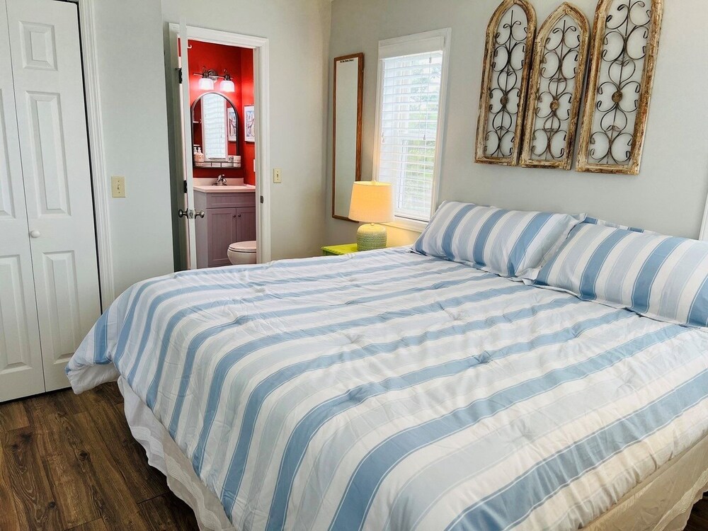 Heaven's Anchor 3 Bedroom Home by RedAwning
