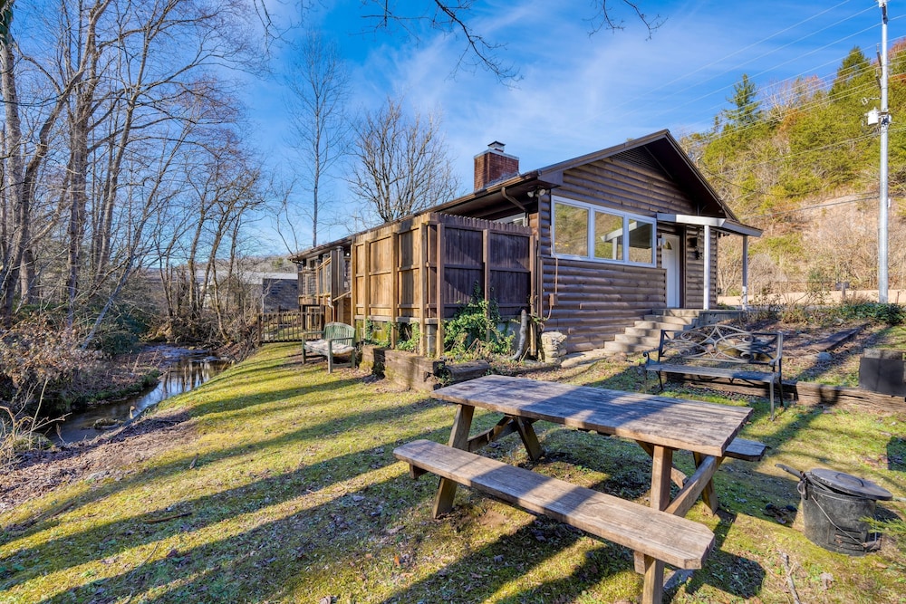 Creekside Haven Gatlinburg Escape by a Bubbling Creek Near Top Attractions