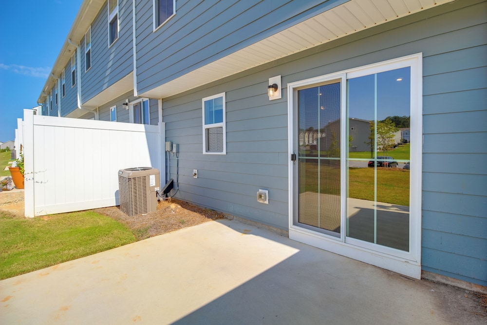 Modern Townhome w/ Patio 7 Mi to Dtwn Cartersville