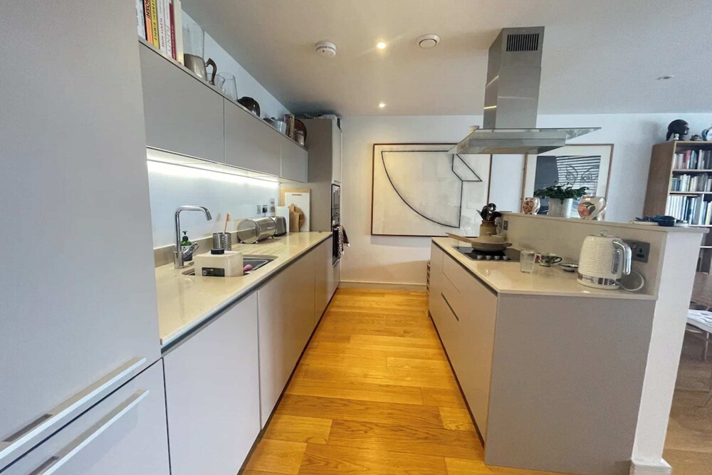 Chic 2BD Flat With Private Balcony - Greenwich