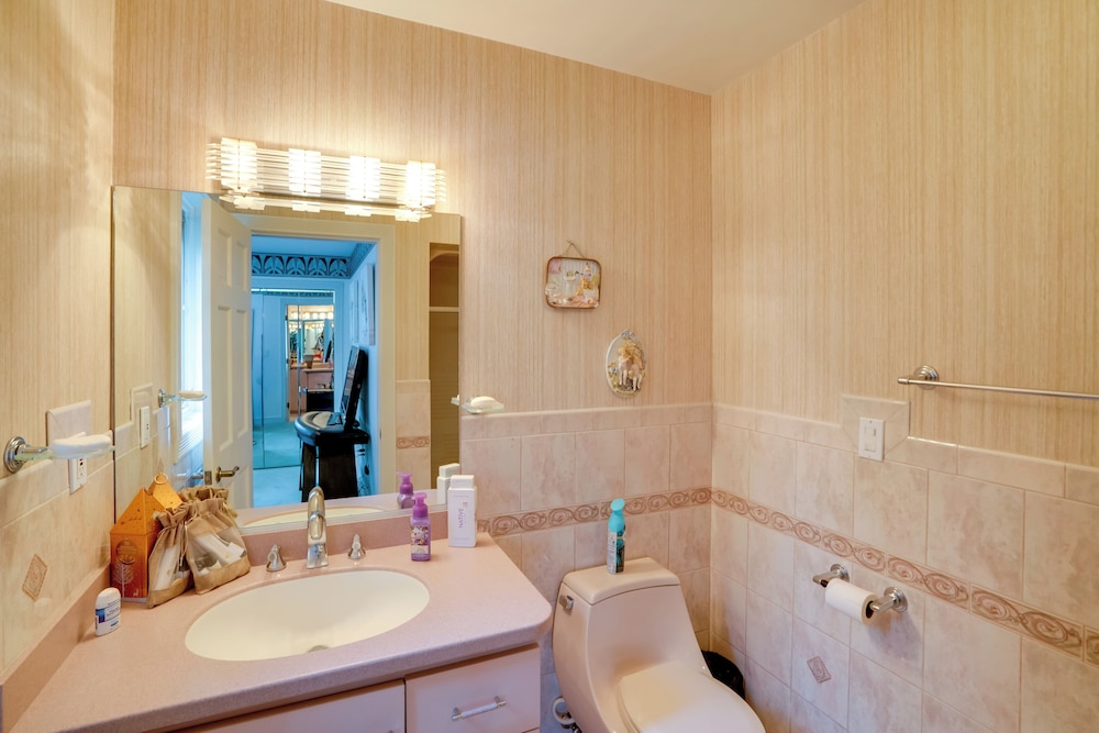 Luxury Mansion Rental w/ Rec Room in Niskayuna!