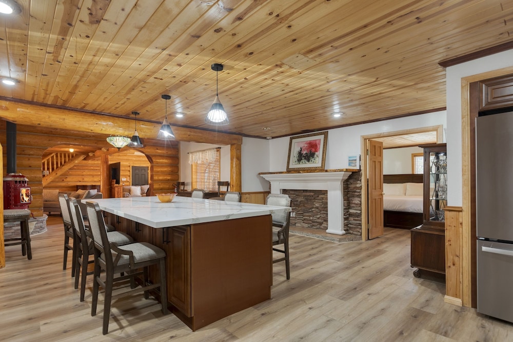 Forest Road by Avantstay Group Cabin w Hot Tub Minutes to the Lake