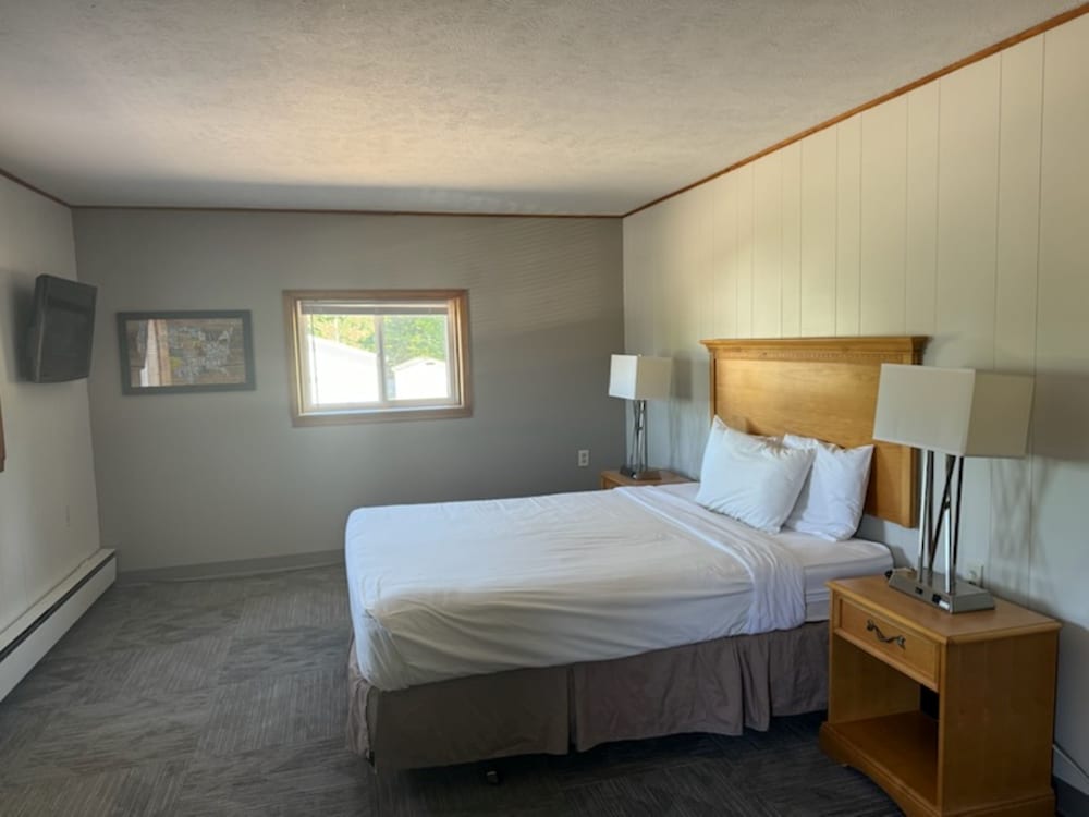 Maple Ridge Motel view 3