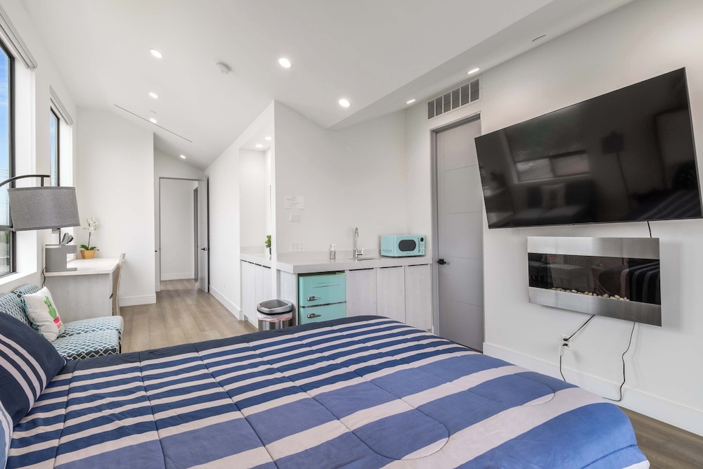 @ Marbella Lane - Luxi 4BR Haven w/ Skyscape Views