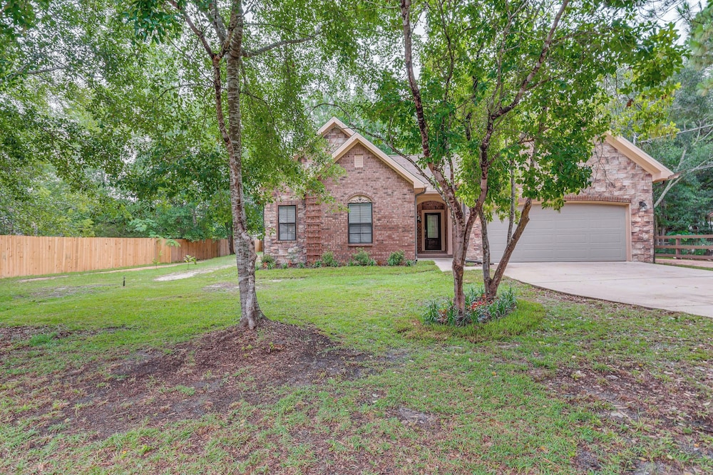 Spacious Yard! Navarre Home in Quiet Neighborhood