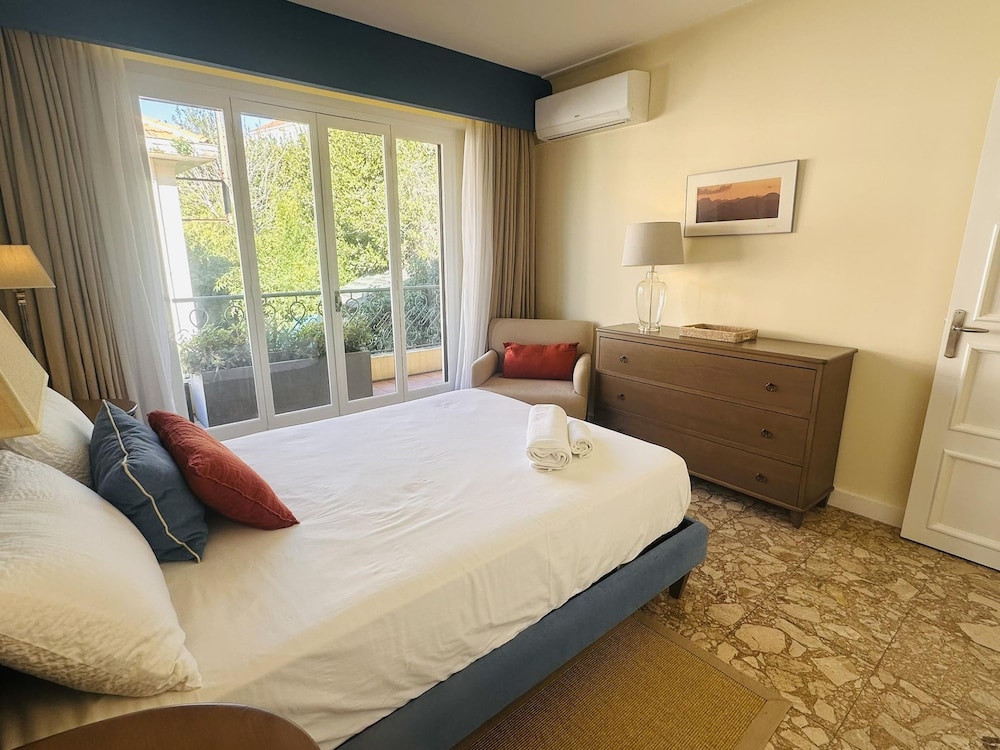 One Bed Apartment Just Minutes Walk From the Croisette and the Palais in a Secure Residence - 1693