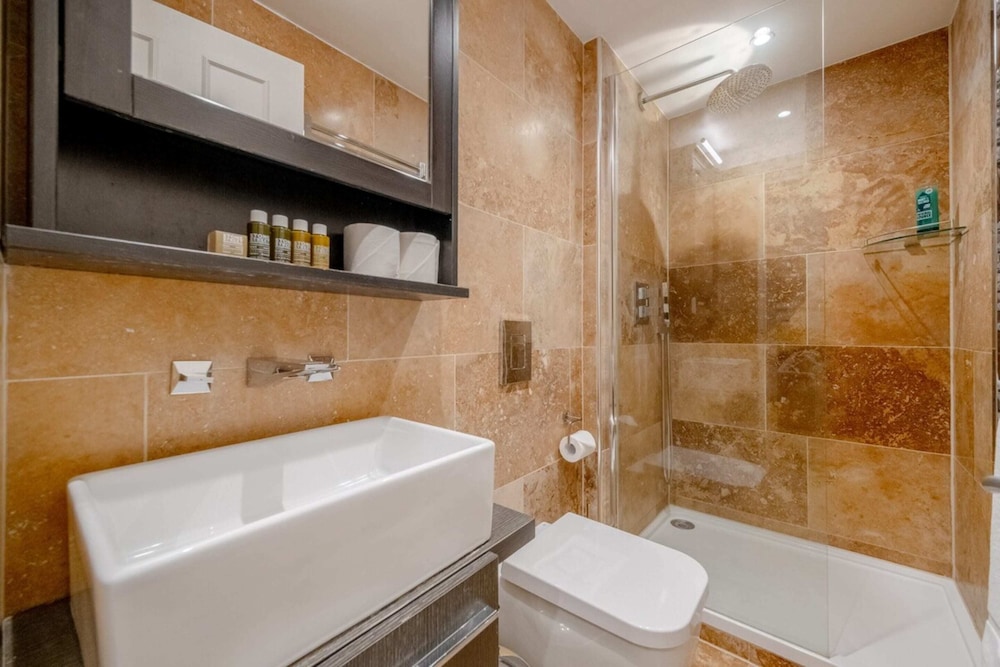 Gorgeous 2BD Flat With Patio - South Kensington!