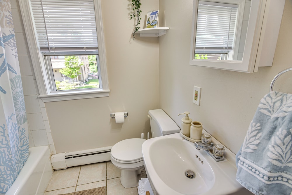 Wakefield Escape: Walk to Downtown & Near Beaches!